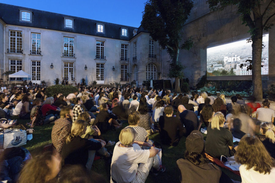 Publique sur pelouse en soirée