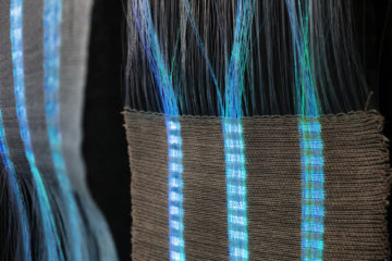 Textile in blue metal fibres