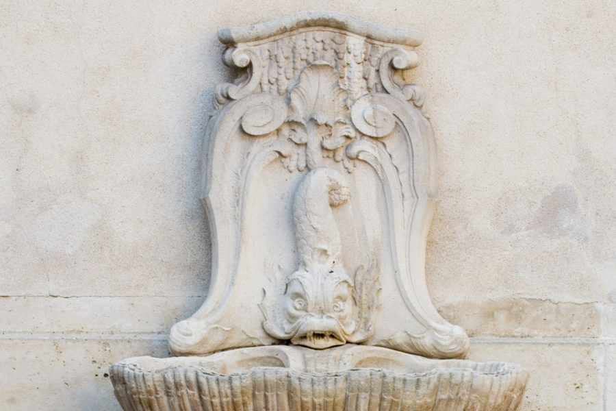 Détail de la fontaine dans la cour de l'Hôtel de Marle.