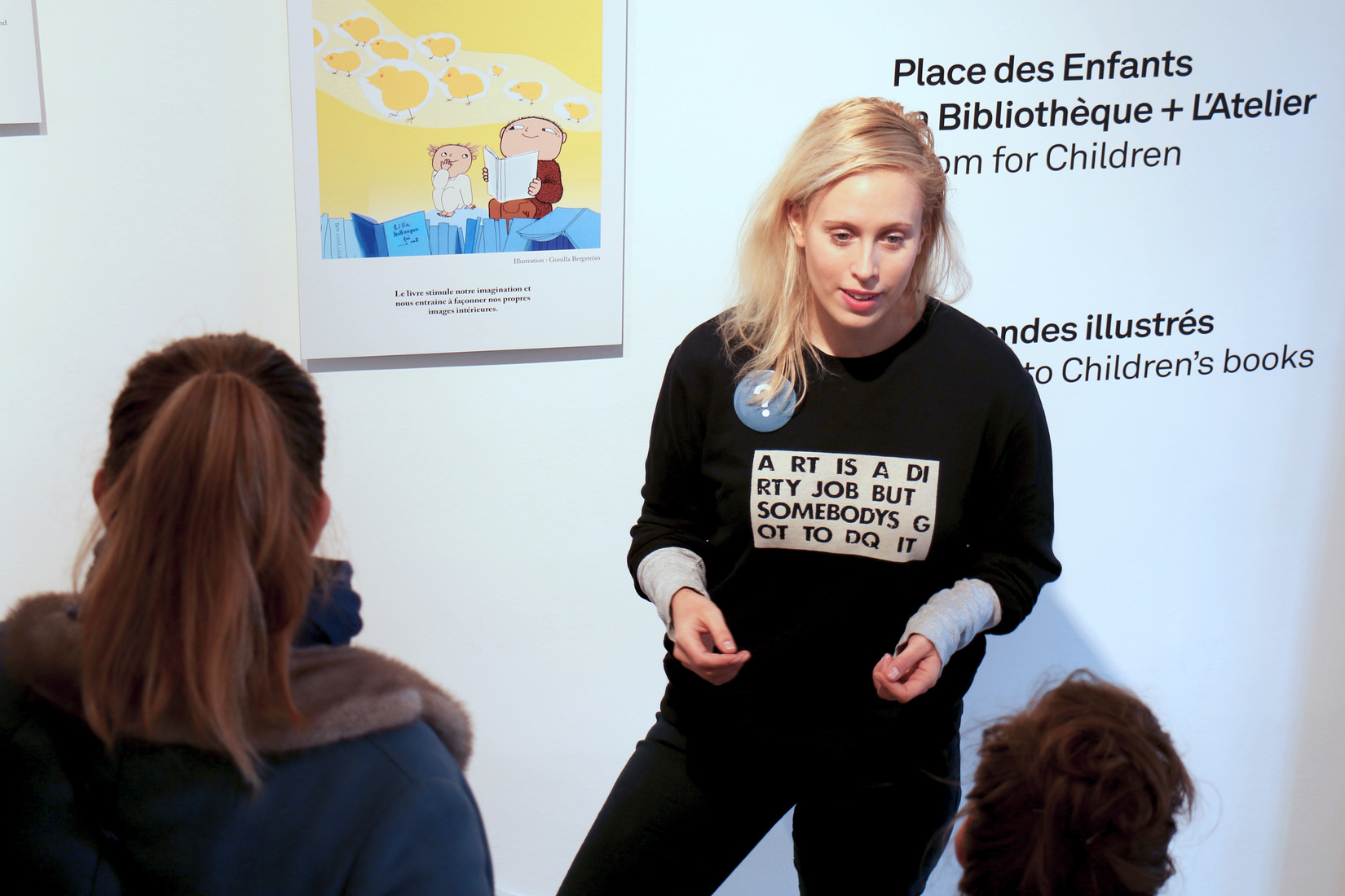 Une médiatrice fait visiter une exposition á quelques visiteurs à l'Institut suédois