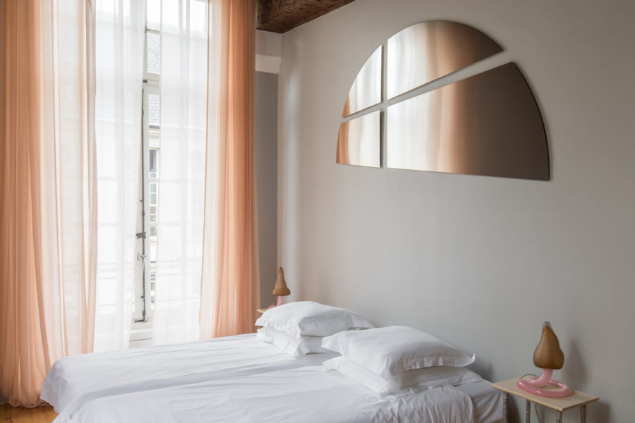 côté lit de l'un des studios rénovés de l'Institut suédois à Paris