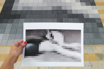 Photo : Noemi Sjoberg. Le format de l'image a été modifié. Impression sur papier du projet en carreaux de ciment devant un sol de ciment