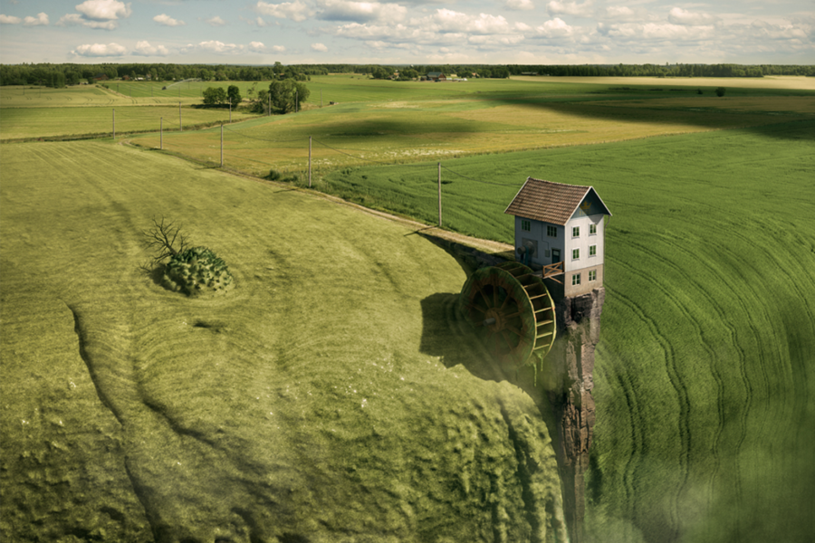 Landfall Photo Erik Johansson, 2014. Le format de l'image a été modifié / the format has been changed. image vue du ciel d'une maison dans une prairie, mais la prairie commence à couler comme une cascade vers le vide