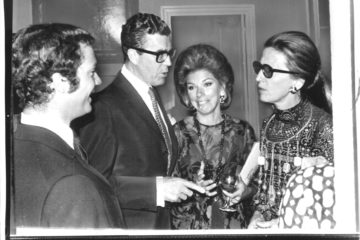 1971, le roi de Suède discute avec un couple ainsi que la femme de l'Ambassadeur Anna Hägglöf