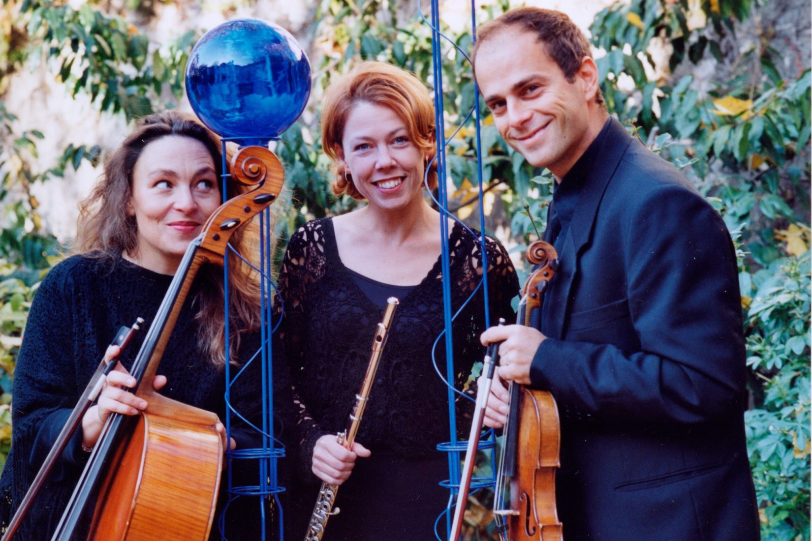 Three musicians in the garden of the Institut Suédois