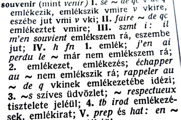 Dictionnaire franco-hongrois, ouvert sur le mot souvenir