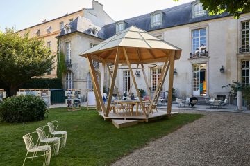 The Hexagonal Pavilion standing in the garden of the Institut suédois, with Hôtel de Marle in the background