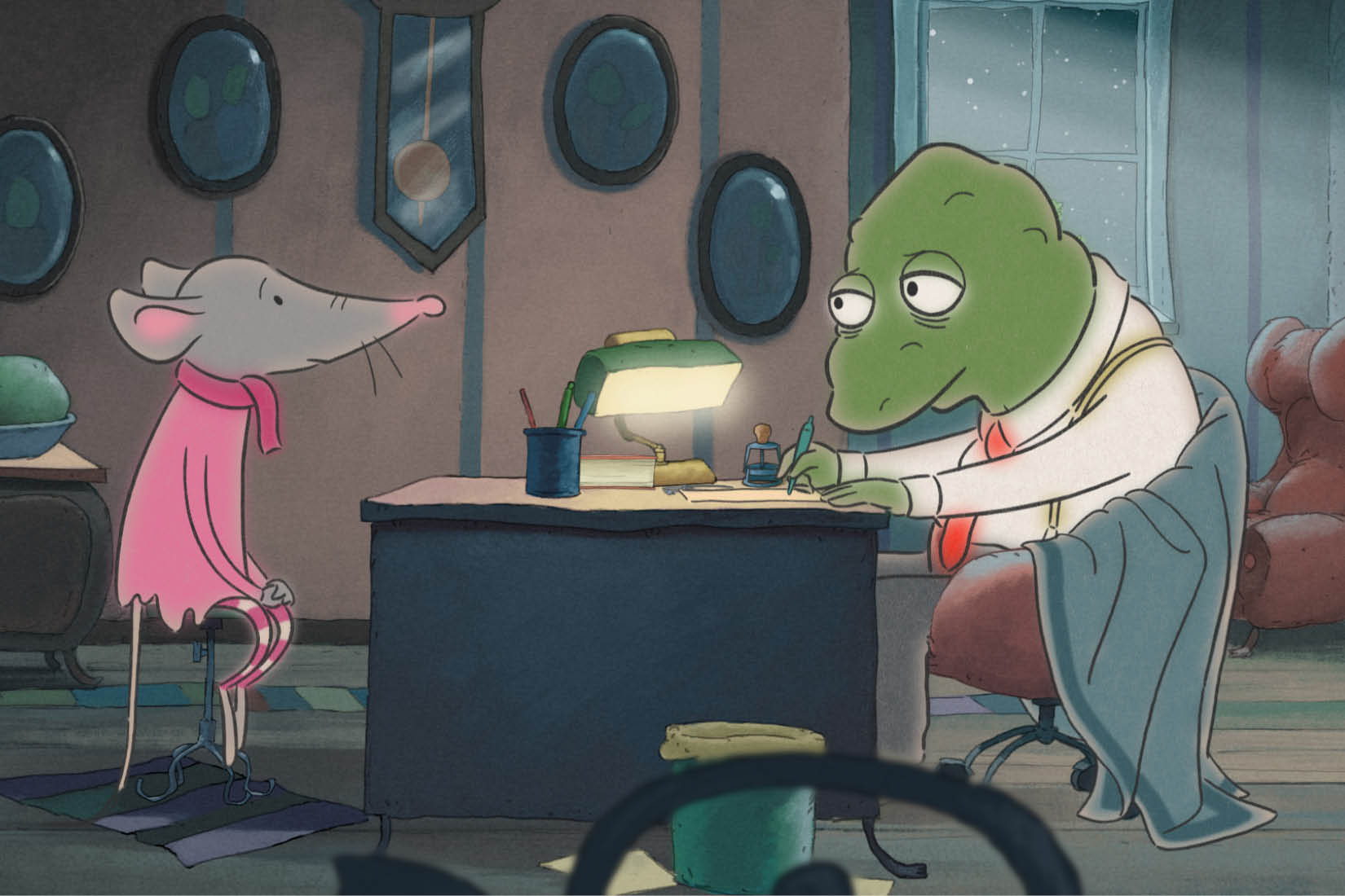 Paddy the little mouse and inspector Gordon are talking over his desk and he's taking notes for his investigation.