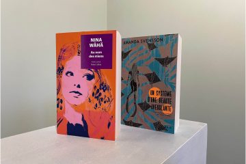 Deux livres : "Un système d'une beauté aveuglante" d'Amanda Svensson et "au nom des miens" de Nina Wähä, sur fonds neutre.