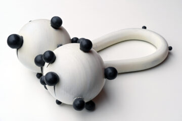 Photographie d'une oeuvre de Mårten Medbo constituée de deux boules et une anse