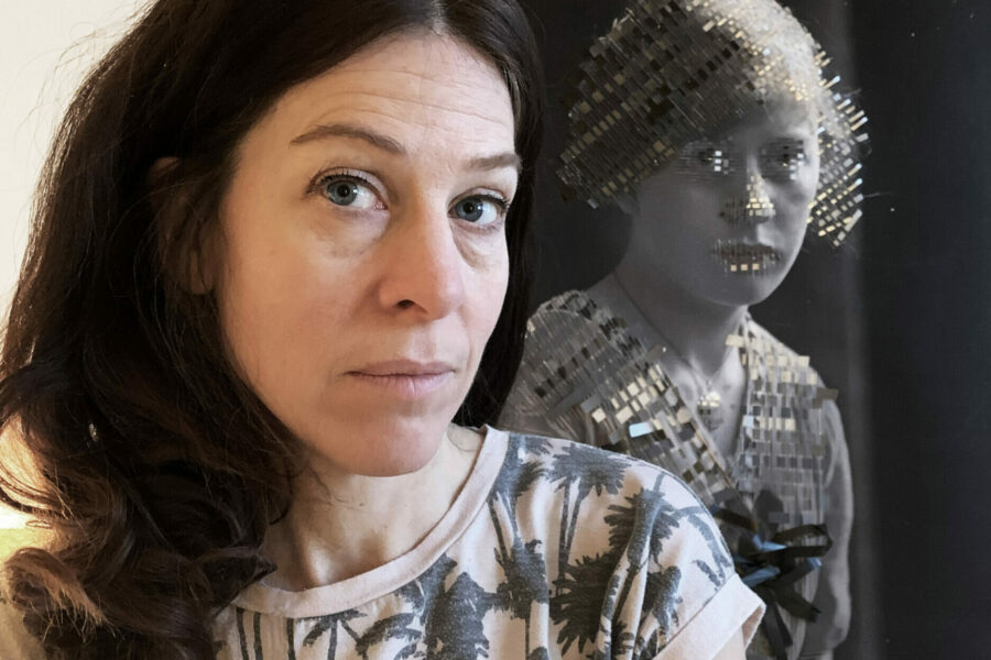Portrait de l'artiste Kristina Müntzig devant l'une de ses œuvres.