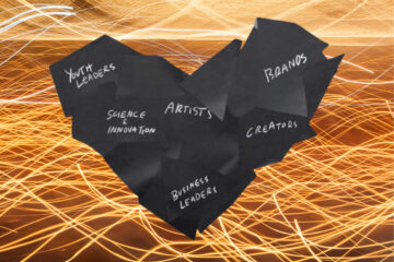Représentation d'un cœur noir fait de post-it portant les mots "brands", "creators", "artists", "business leaders"...
