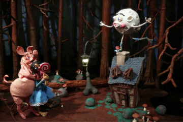 Oeuvre d'art représentant un cochon se cachant derrière une jeune fille léchant une sucette face à une maison dans les bois surmontée d'une lune personnifiée.