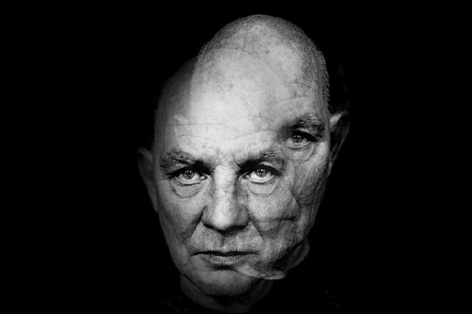 Photo en noir et blanc du visage de Lars Norén en gros plan, avec un effet de dédoublement sur le côté.