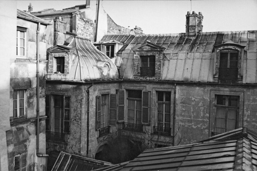 Photo en noir et blanc de l'Hôtel de Marle avant restauration, passablement délabré.
