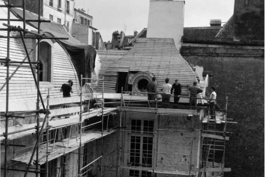 Photo en noir et blanc de la toiture de l'Hôtel de Marle en pleins travaux, avec des échafaudages partout.
