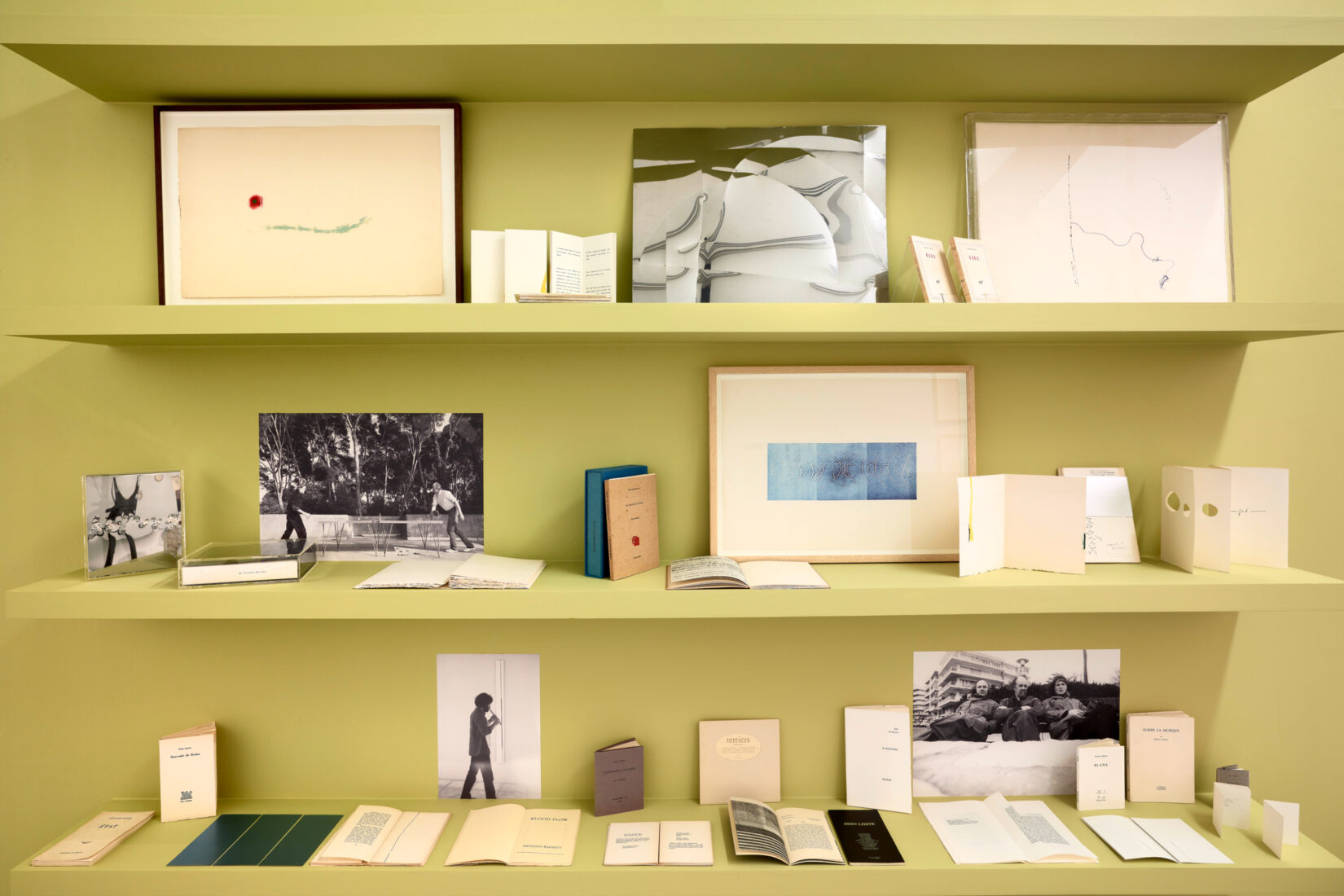 Photo d'étagères exposant des livres d'artistes.
