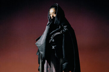 Photo d'un mannequin portant un vêtement en forme de cape noire.