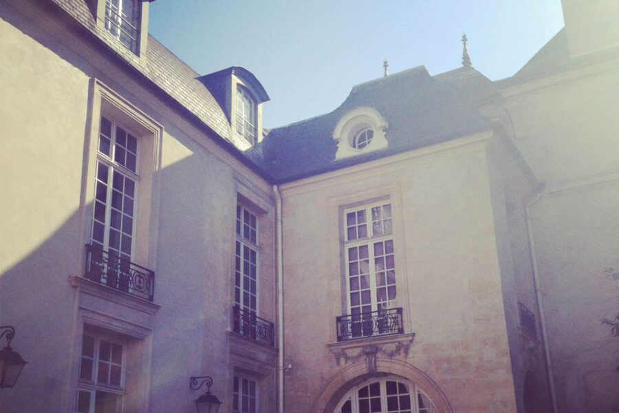 Photo of the facade of the Institut suédois from the garden, between light and shade.
