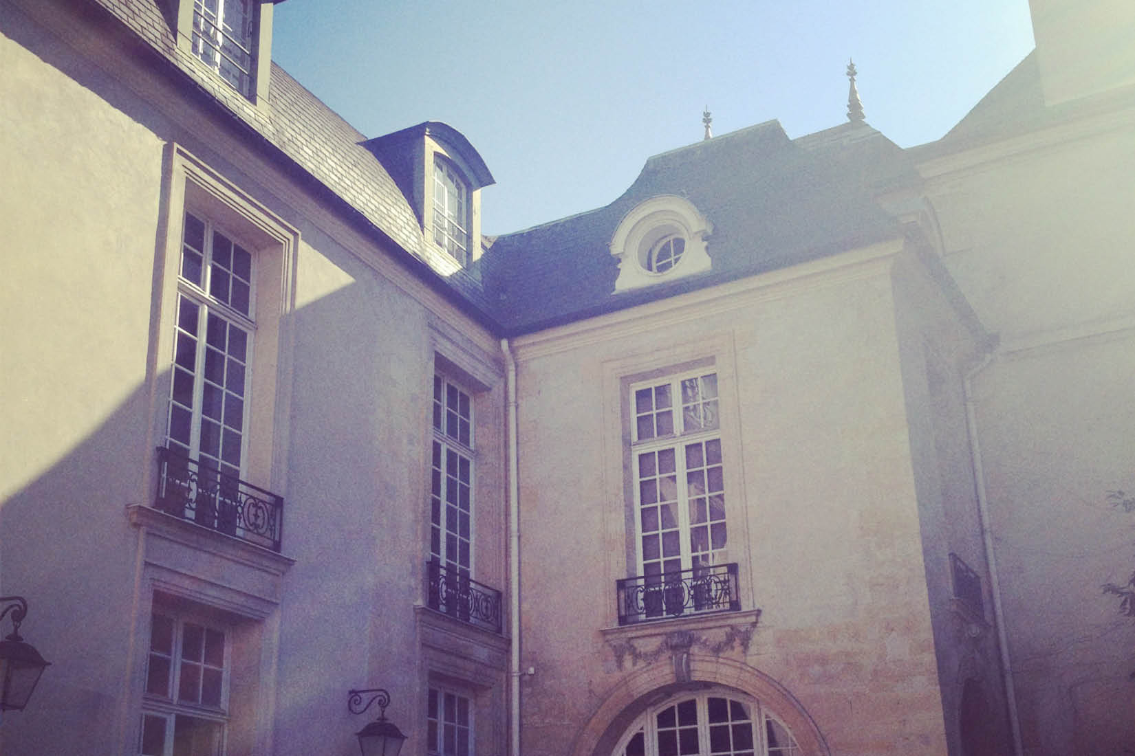 Photo de la façade de l'Institut suédois côté jardin, entre soleil et ombre.