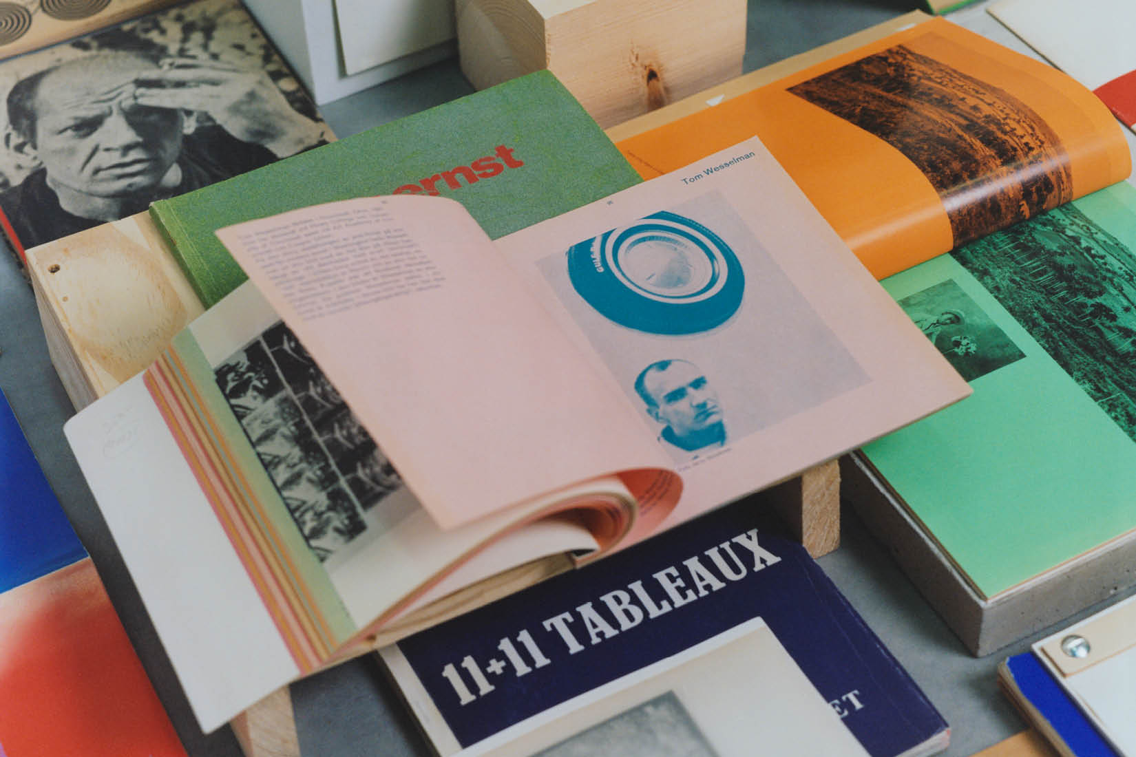 Ensemble de livres et de publications artistiques posées sur une table.