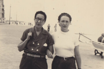 Image d'archives de deux femmes, bras-dessus, bras-dessous