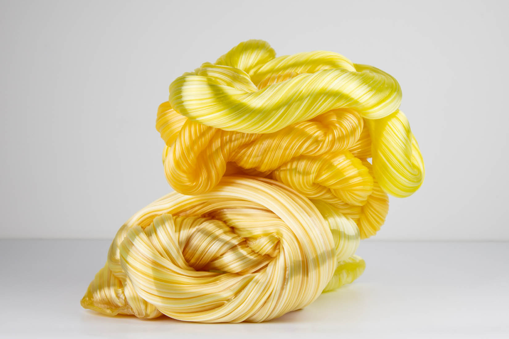 Sculpture en verre entremêlée comme une corde, jaune.