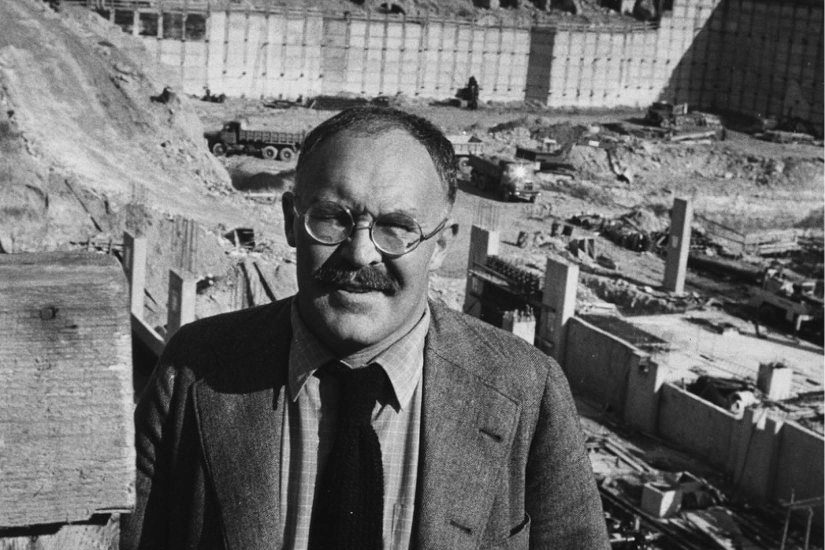 Pontus Hulten devant le chantier de construction du Centre Pompidou, Paris, vers 1975.​