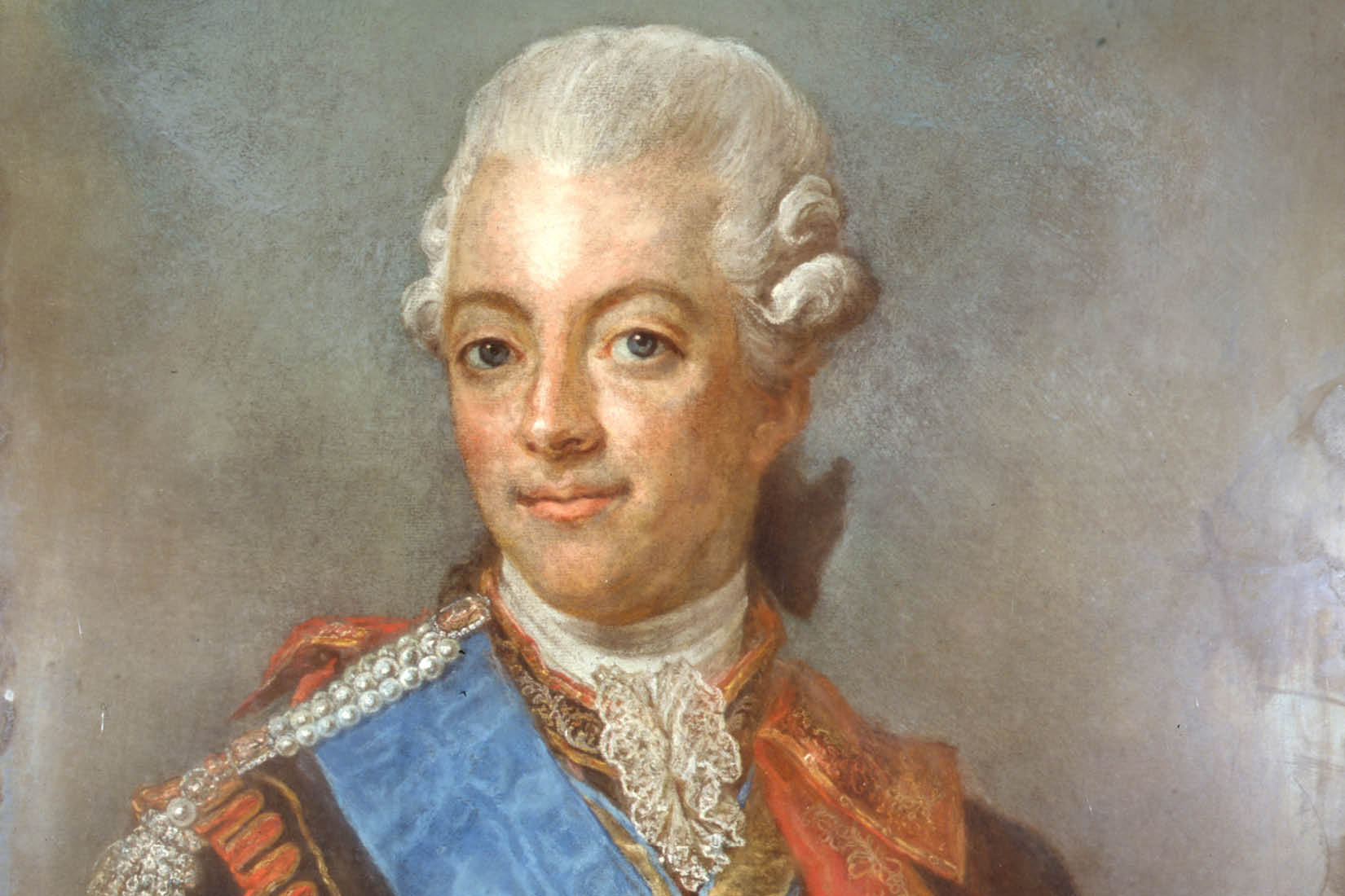 Portrait peint du roi Gustave III, en perruque et habit officiel.