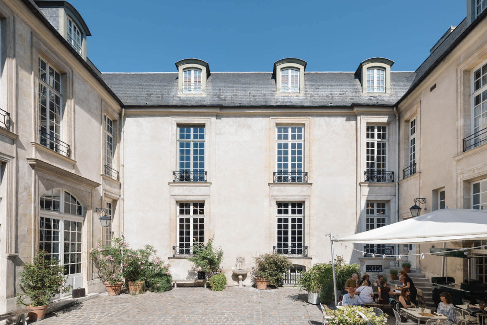 Façade et ailes de l'Institut suédois côté cour.