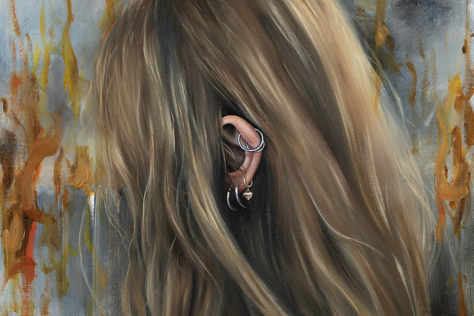 Image de profil d'une femme aux longs cheveux blonds, laissant voir simplement une oreille parée de boucles.