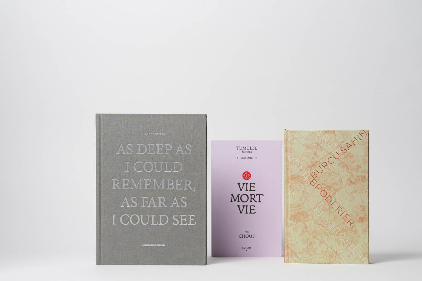 Trois livres de face, sur fonds blanc.