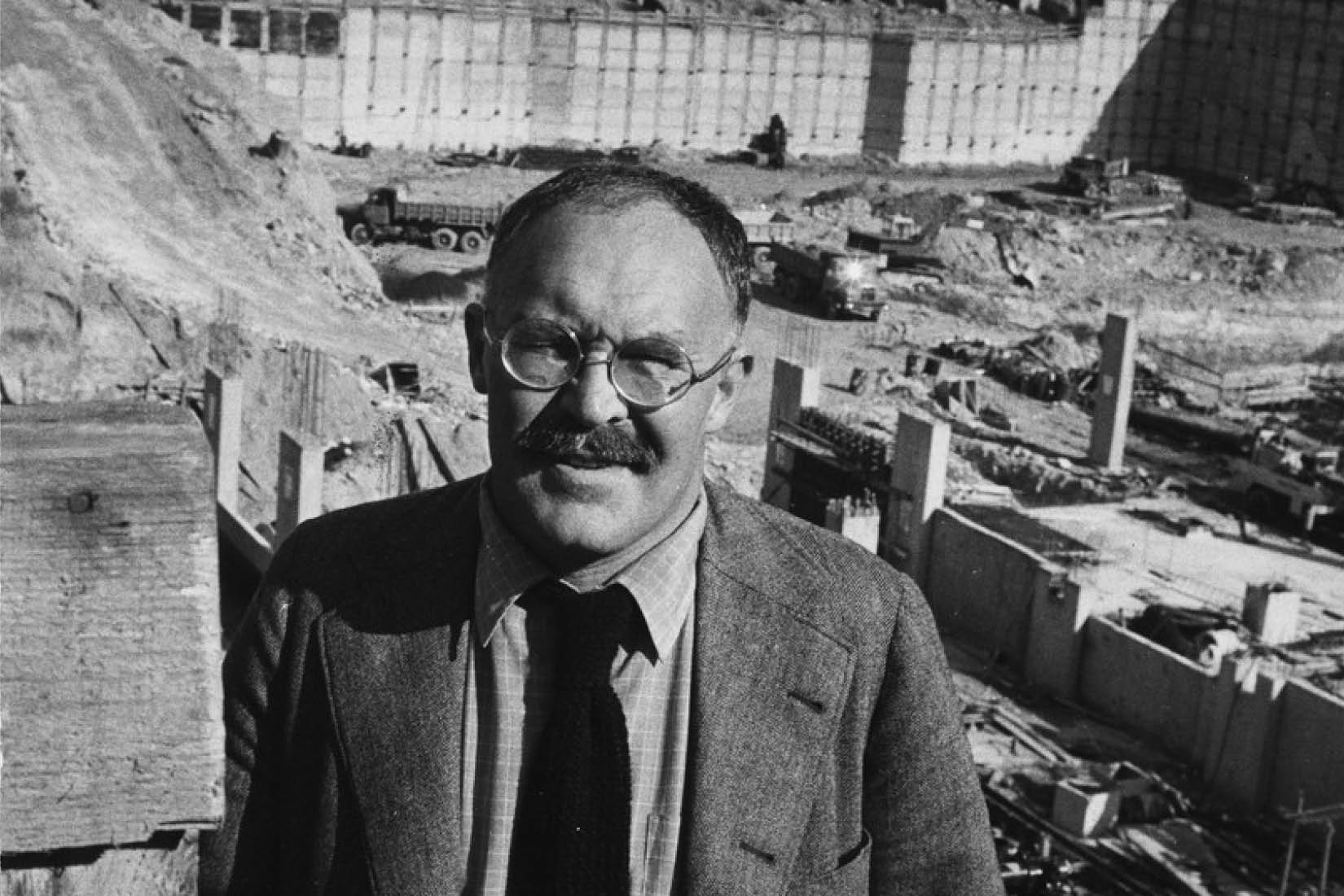 Pontus Hulten, premier directeur du Musée national d’art moderne au Centre Pompidou, devant le chantier de construction du bâtiment, [v. 1975].