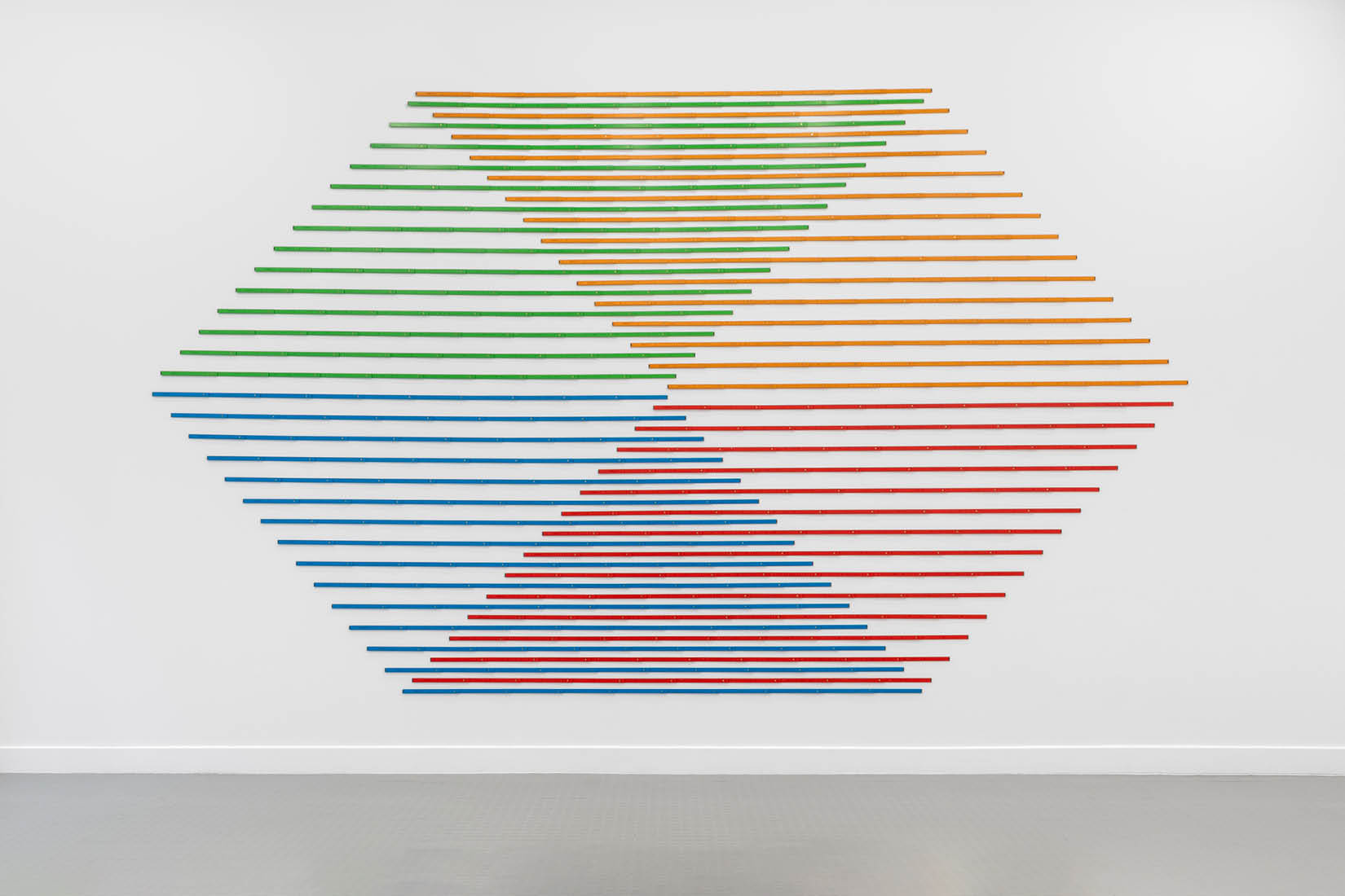 Hexagone formé par un assemblage de règles de mesure de différentes couleurs.