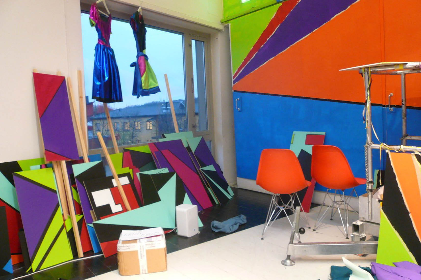 Pancartes de couleurs entreposées dans un atelier.